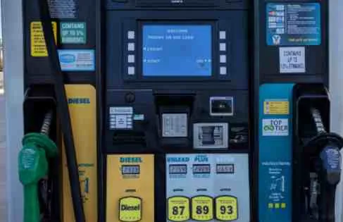 US Gas Prices Set Mid-August Record After Trump Vows to 'Never Apologize' for Prolonged Iran War