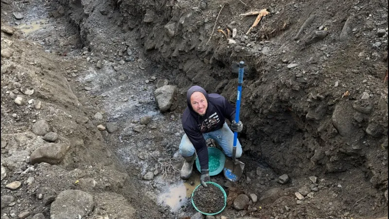 Alaska gold Mining live! Panning our prospect (Video)