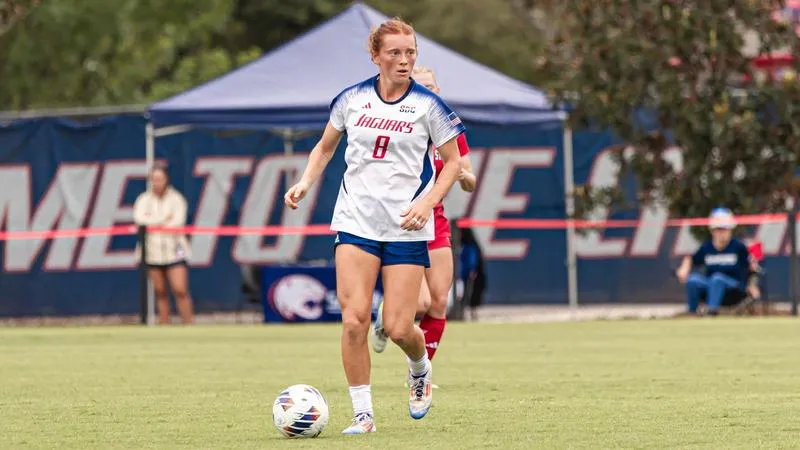 Soccer's Descary Signs with Sporting JAX