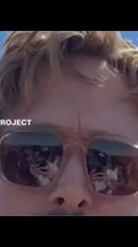 Ryan Gosling's hand fixed on "LA LA LAND" poster (Video)
