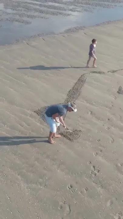 Dolly Parton beach sand portrait (Video)