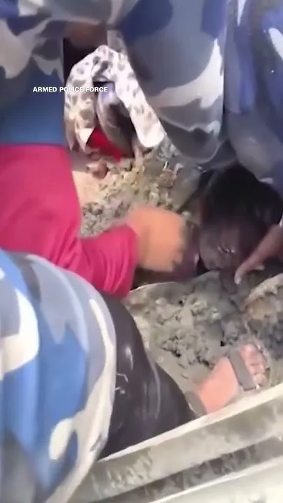 Young girl rescued from rubble in Nepal (Video)