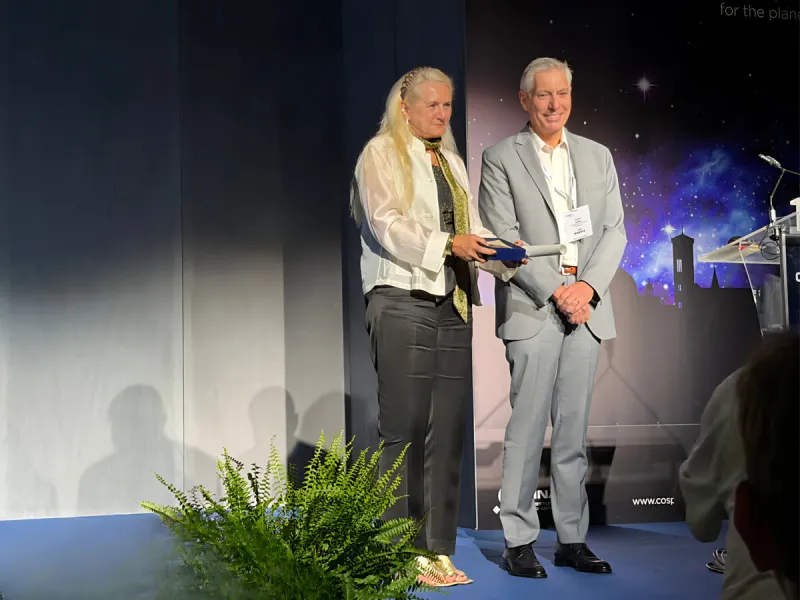 UAH Director of CSPAR, Dr. Gary Zank, receives international COSPAR Space Science Award; minor planet named in his honor