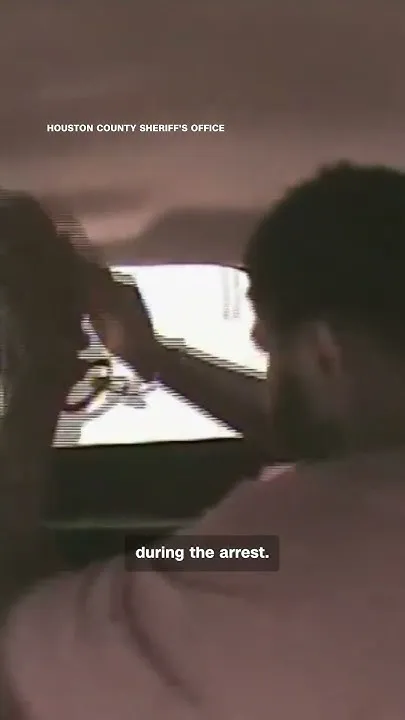 Suspect kicks out window in patrol car escape (Video)