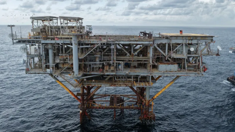 Alabama turns retired gas rig into new reefs