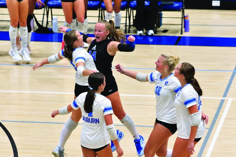 Auburn sweeps Opelika on senior night to claim top seed