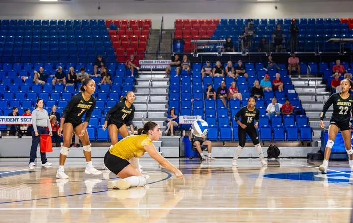 Volleyball Dominates First Set but Falls in Four to Bethune-Cookman