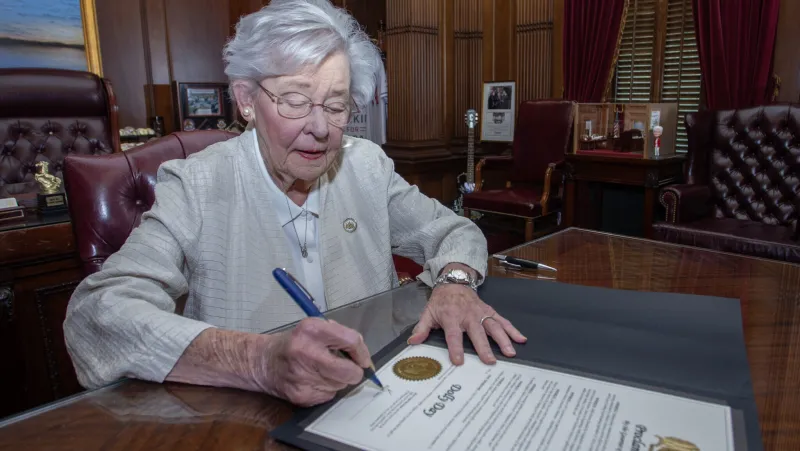 Ivey signs "Dolly Day" proclamation in honor of Dolly Parton