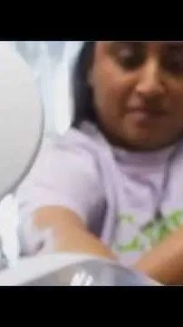 Parents use skincubator with premature twins (Video)