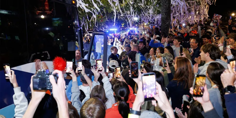 Look: Auburn family rolls Toomer's Corner after shocking victory over Georgia