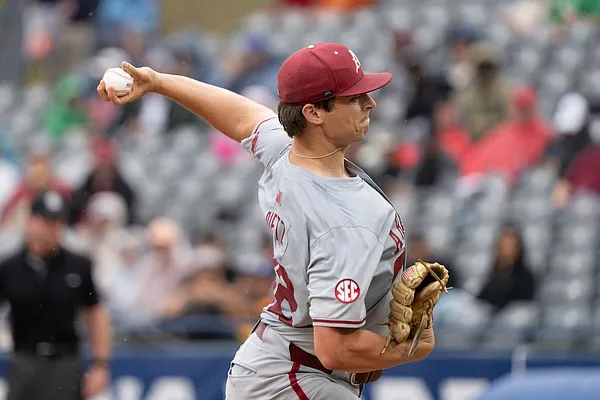 Arkansas pitcher Hunter Dietz leaves start vs. Texas at SEC Tournament with injury