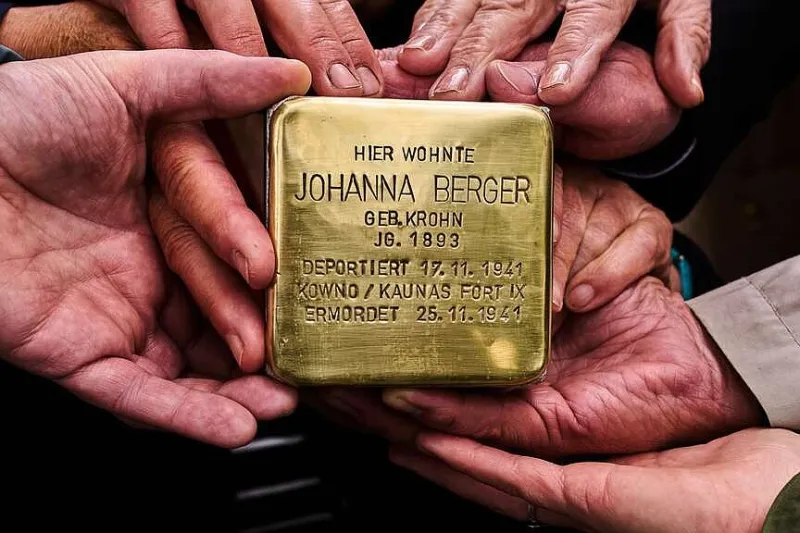 Artist lays memorial plaques to honor victims of Holocaust