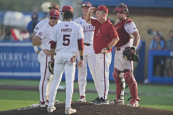 LIVE SCORE UPDATES & ANALYSIS: Arkansas baseball vs. Kansas at NCAA Lawrence Regional