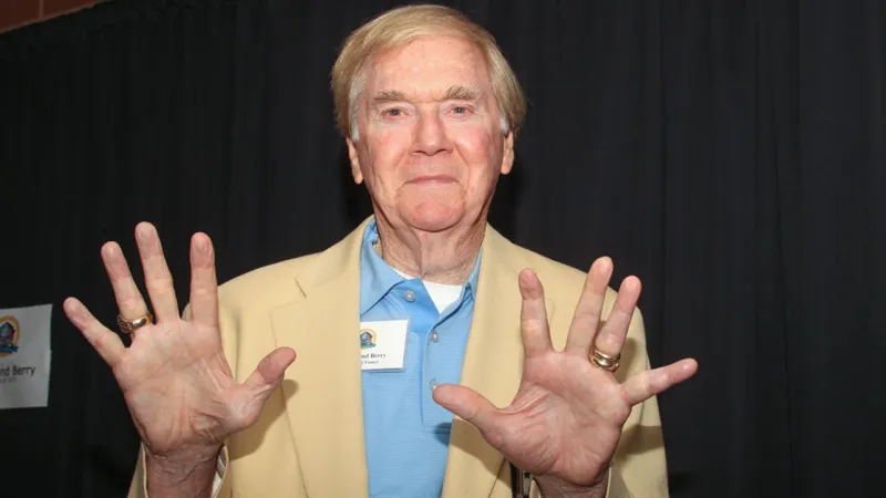 Grant Hall on former Razorbacks wide receivers coach, NFL legend passing away