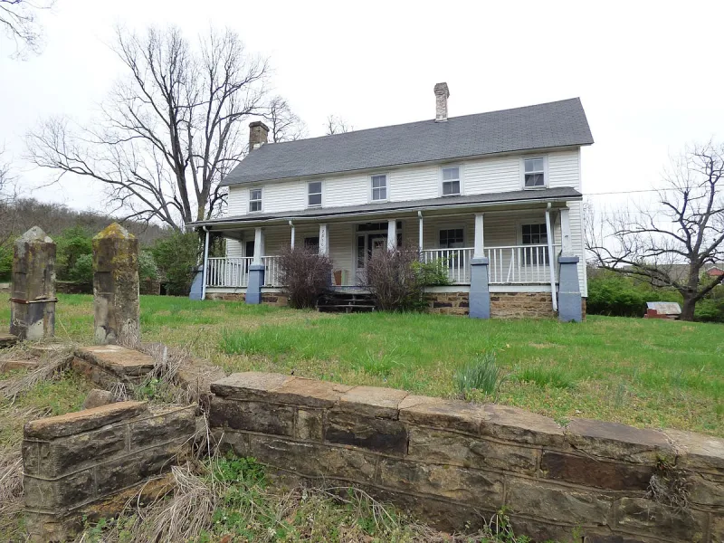 A historic house on the outskirts of Fayetteville goes on the market