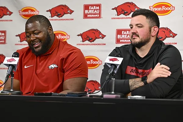 Tennessee prep O-lineman commits to Arkansas football