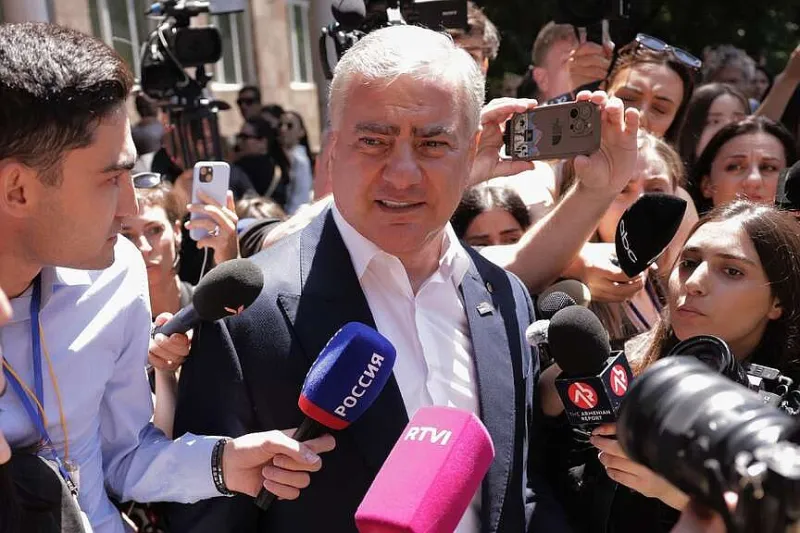 Armenians cast votes in election