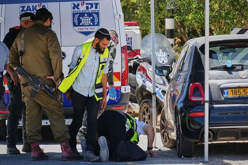 Shooter kills 1, wounds 5 in Israel towns
