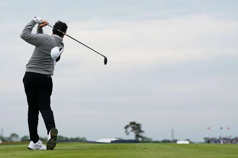 McIlroy scrambles to stay afloat