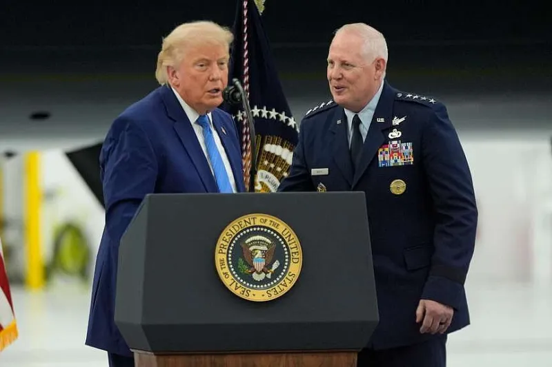 Trump showcases new Air Force One