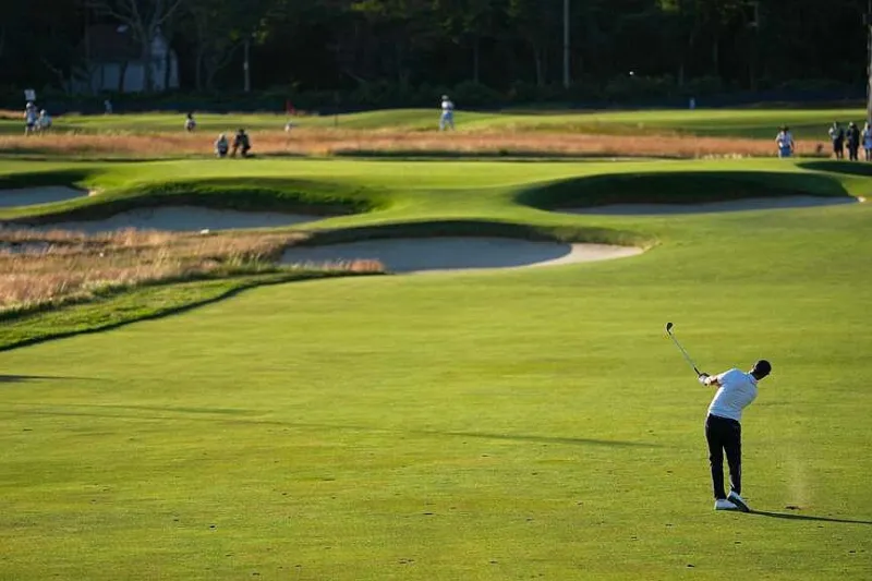 A runaway? Clark opens six-shot lead