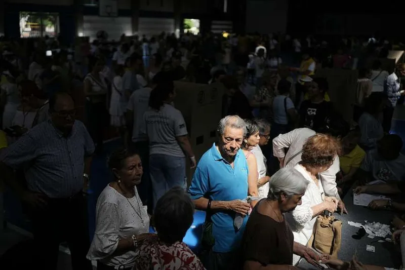 Colombia vote favors conservative