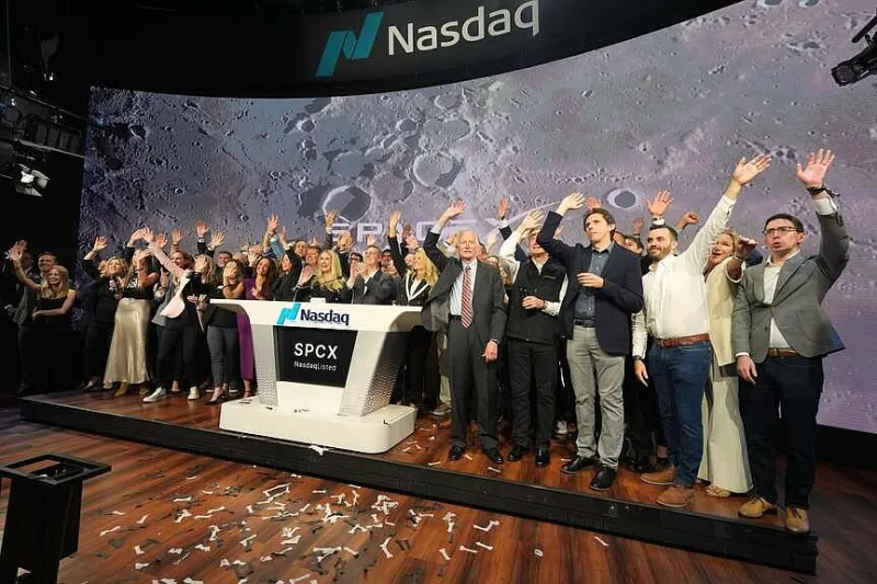 SpaceX pushes US shares higher
