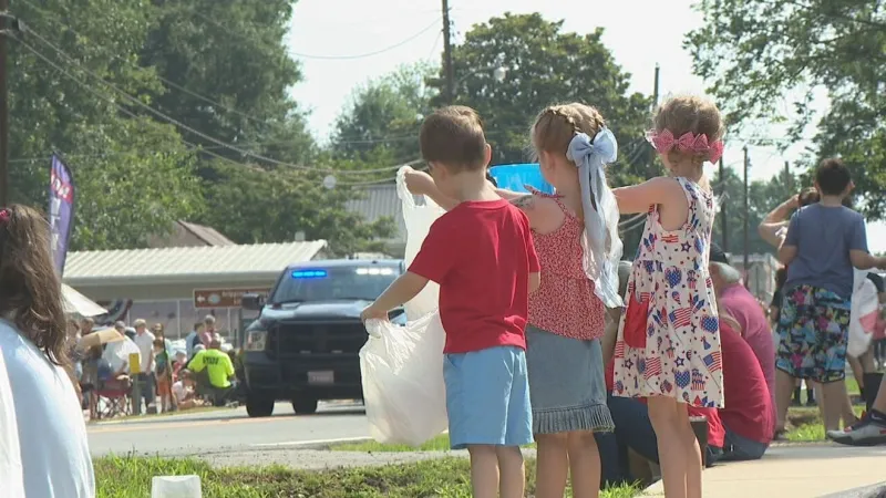 Gov. Sanders, Sen. Cotton and Congressman Hill join Pangburn's Fourth of July parade fun