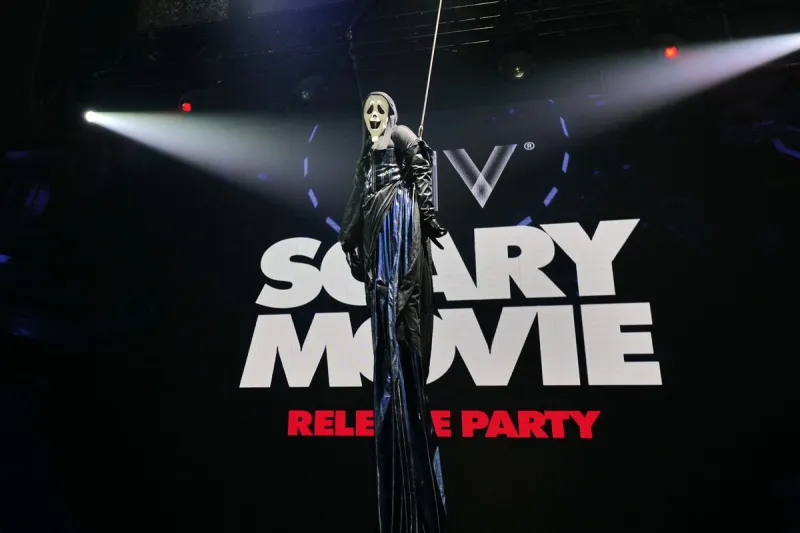 Yell "Wazzup!" at the Geek'd Con Scary Movie Reunion