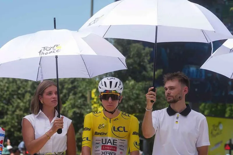 Tour de France: Defending champ retains overall lead
