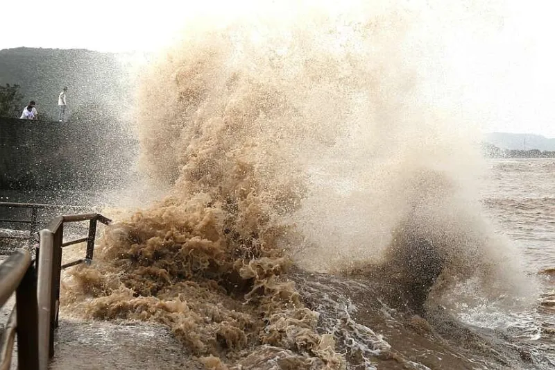 Typhoon Bati reaches China coast