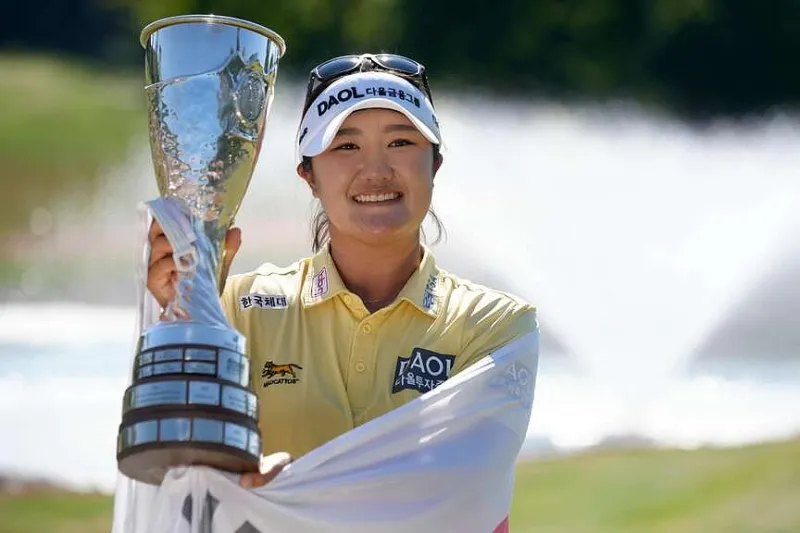 Ryu caps memorable week with playoff win