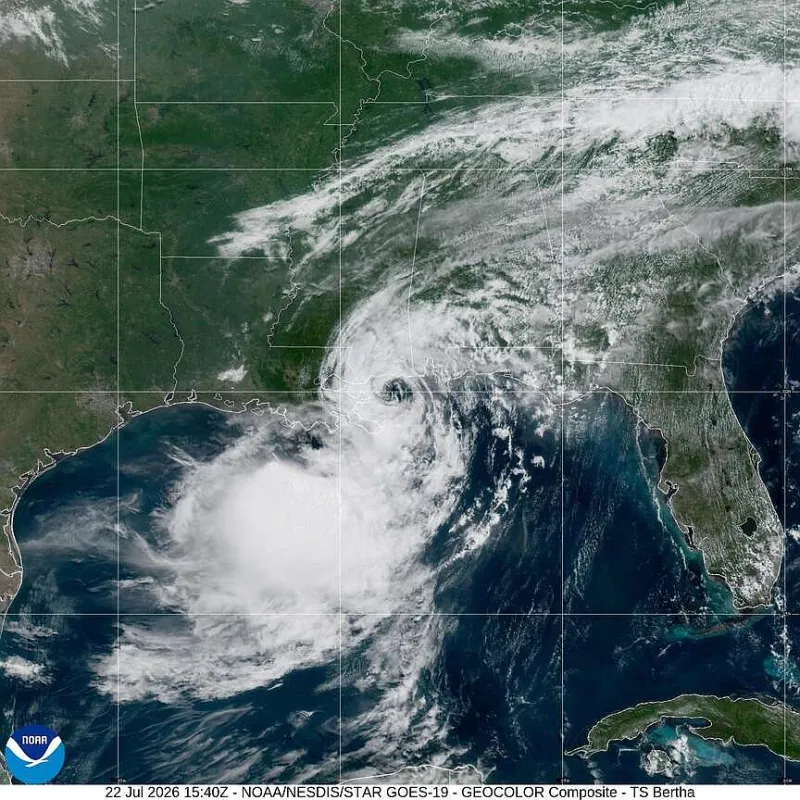 Bertha hits near Texas-Louisiana state line