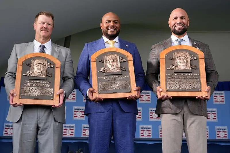 Beltran, Jones and Kent pay tribute to home and family during Baseball Hall of Fame inductions
