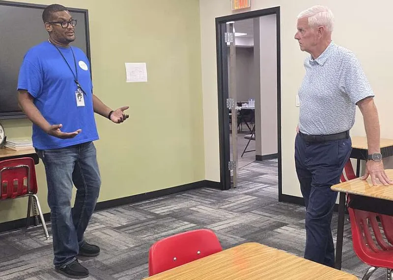 Womack tours emergency youth shelter in Mulberry, calls teen homelessness a 'growing issue' in Arkansas