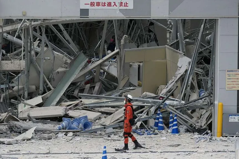 Rescuers seek survivors in Japan quake