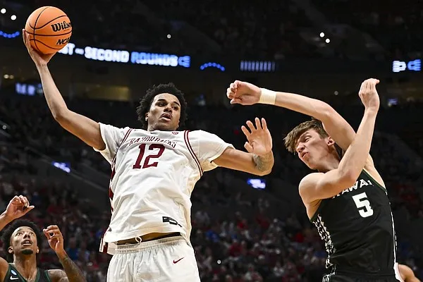 Report: Former Arkansas basketball forward Malique Ewin signs with Oregon