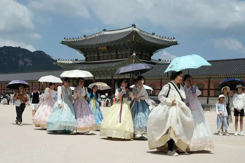 Japan, Koreas slammed by heat