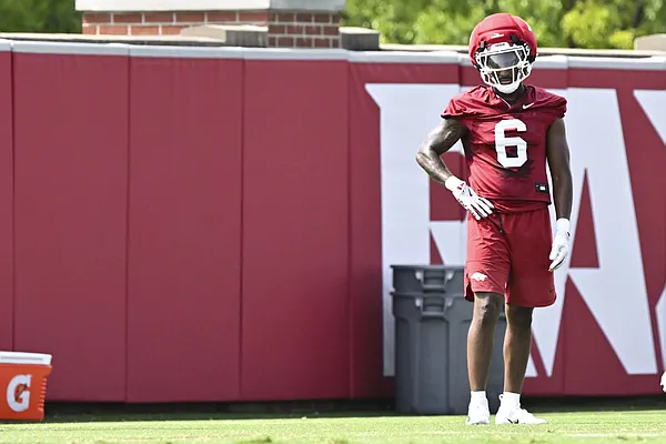 Khmori House's 'do everything' role key for Arkansas football defense