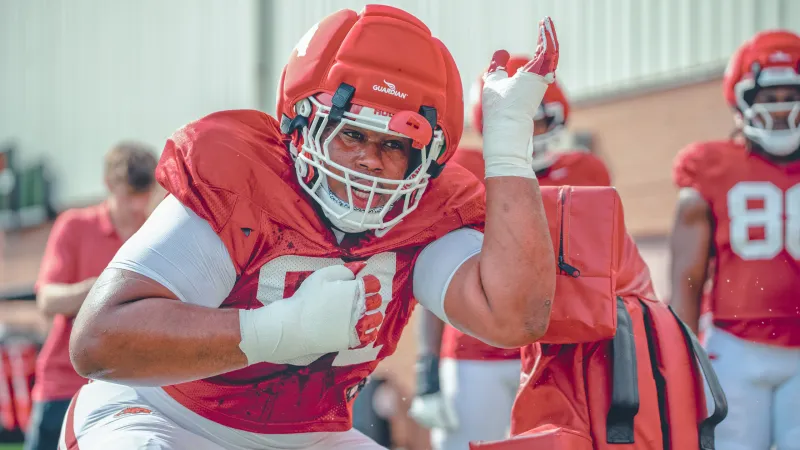 Razorbacks' defensive linemen Carlon Jones, David Oke after practice