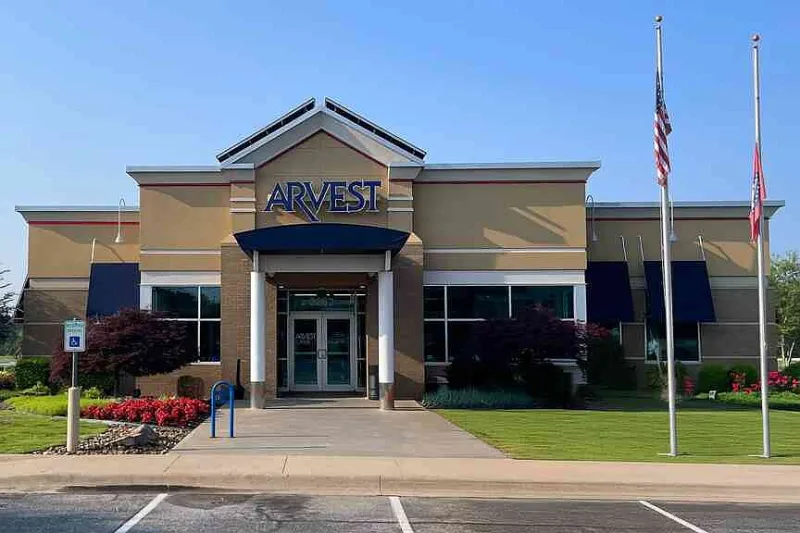 Arvest announces 2 execs' promotions