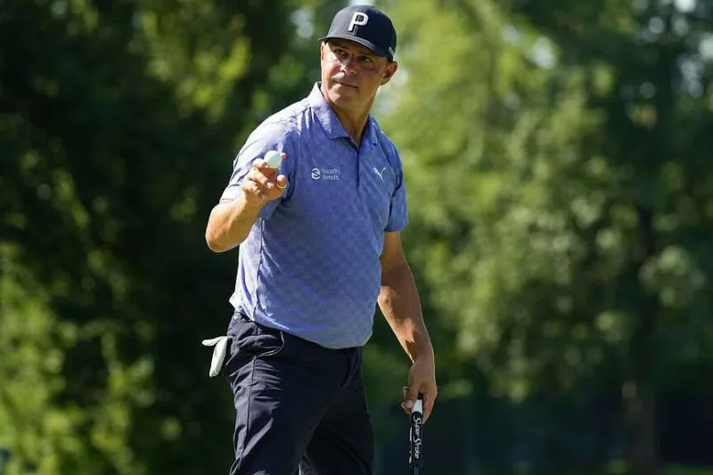 Clark repeats 64, holds 1-shot lead