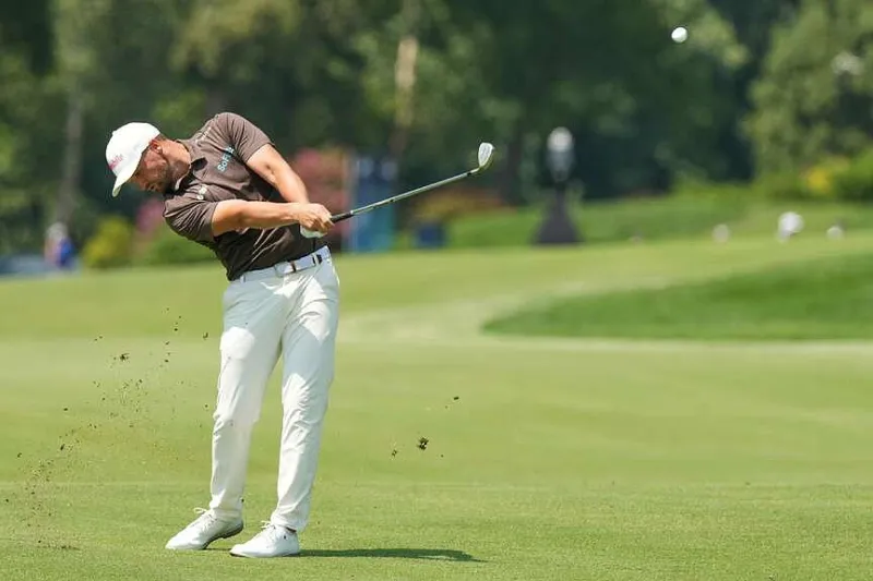 Clark stumbles early, but builds 5-shot advantage