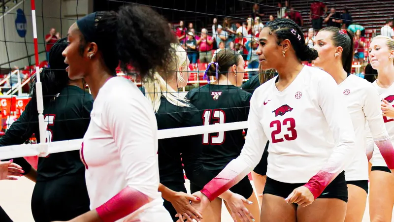 Arkansas volleyball sweeps SIUE Cougars in season opener