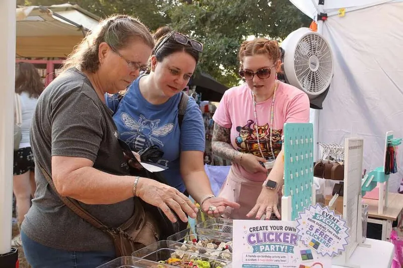 Crowds come out for sweltering Clothesline Fair