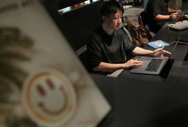 China's new graduates facing challenges in dire job market