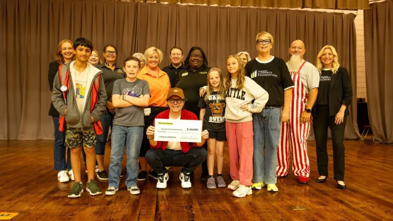 Bobby Jones returns to Mountain Pine SD with books, Reading Revolution donation