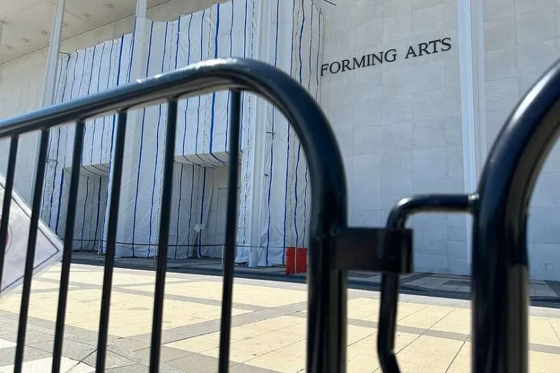 Fencing put up to close Kennedy Center main