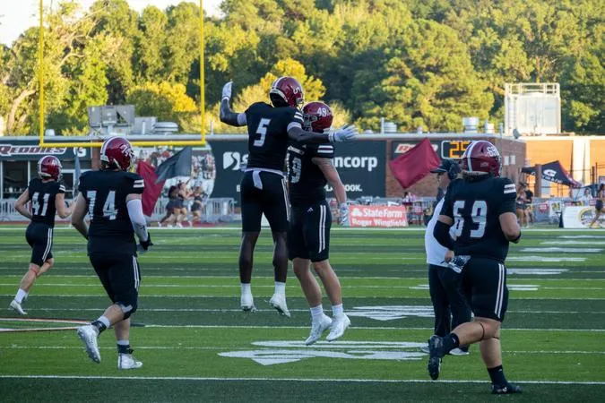 Football Overcomes First Deficit of Season, Defeats UAM