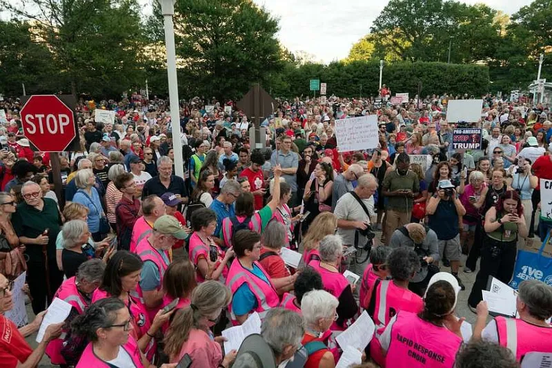 Thousands protest Trump's ambitions at Kennedy Center